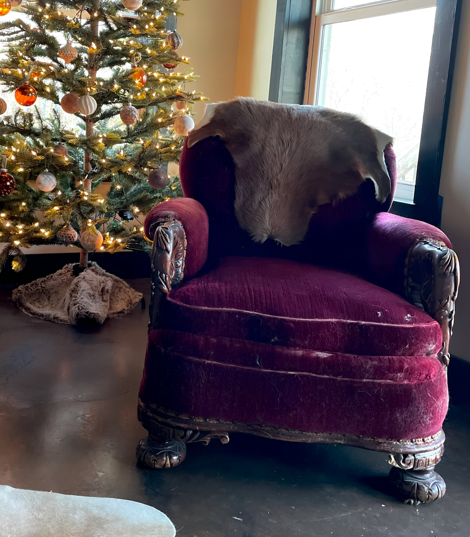 Vintage worn velvet meets the moody decor vibe of the holodays. Dust, Grit & Style where forgotten decor gets a second chance.